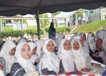 SEBAHAGIAN pelajar baharu yang mendaftar di kampus Pusat Asasi Universiti Islam Antarabangsa Malaysia (CFSIIUM), Gambang, Pahang, baru-baru ini. - IHSAN CFSIIUM