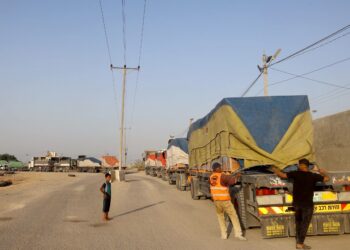 RATUSAN trak membawa bantuan tersekat di pintu sempadan di Rafah, Mesir selepas pihak berkuasa negara ini hanya membenarkan segelintir sahaja lori masuk ke Gaza. - AFP