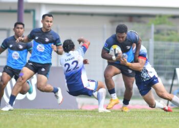 ANTARA aksi menarik perlawanan di antara PDRM (jersi gelap) dan Sabah pada separuh akhir Ragbi Piala Agong di Stadium Ragbi Perak di Ipoh hari ini. - UTUSAN