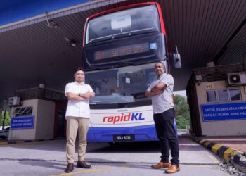 Khairul Azhar Hamidulah (kanan) dan Mohd. Shahrizan Mohd.Akhir bersama bas rapidKL di Kompleks Bas Rapid Cheras Selatan. – UTUSAN/FAUZI BAHARUDIN