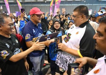 AB. Rauf Yusoh (kanan) pada sambutan Hari Sukan Negara (HSN) peringkat Melaka di Pusat Dagangan Antarabangsa Melaka (MITC), Ayer Keroh, Melaka.