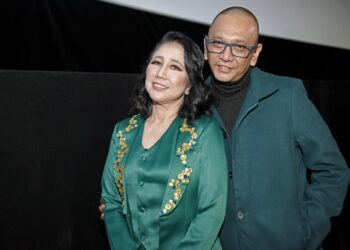 Sharifah Shahora bersama pengarah filem, Raja Mukhriz di Malam Gala Tayangan Perdana filem Pagari Bulan, baru-baru ini.