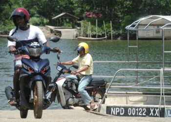 PENDUDUK dari Bukit Pelandok, Port Dickson dan Sungai Pelek, Sepang, Selangor menggunakan perkhidmatan bot penambang yang menghubungkan kedua-dua kawasan.-UTUSAN/MOHD. SHAHJEHAN MAAMIN.