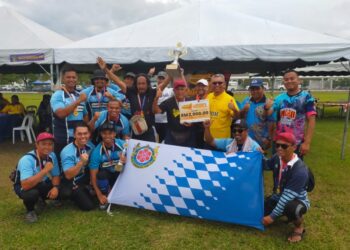 PEMAIN pasukan MBSA A meraikan kejayaan muncul juara Kategori Awam pertandingan tarik tali Madani Tug Of War (MTOWC) 2023 di Stadium Ragbi Perak di  Ipoh hari ini. - UTUSAN