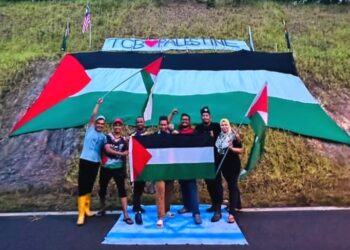 PENDUDUK Taman Chatin Bestari (TCB), Mentakab di Temerloh, Pahang menzahirkan solidariti terhadap Palestin dengan bergotong-royong menghasilkan bendera gergasi negara terbabit.