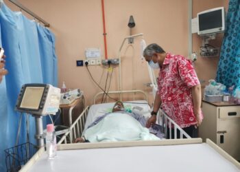 AHMAD Zahid Hamidi melawat sepupunya yang dirawat di Hospital Teluk Intan semalam. - UTUSAN/AIN SAFRE BIDIN