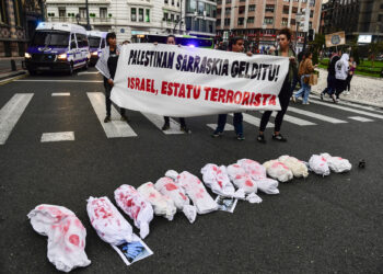 PESERTA membawa kain rentang mengutuk Israel dan menggesa menghentikan pembunuhan beramai-ramai di Gaza dalam perhimpunan pro-Palestin di Bilbao, Sepanyol. - AFP