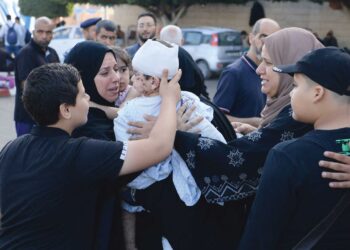 Seorang kanak-kanak Palestin yang cedera akibat serangan tentera Israel baru-baru ini ditenangkan oleh ahli keluarganya. - FOTO/AFP