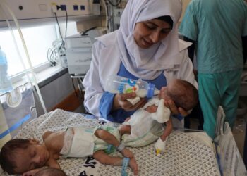 PETUGAS perubatan memeriksa sejumlah bayi pramatang di Hospital Al-Shifa sebelum dipindahkan ke selatan Gaza. - AFP