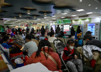 SEBUAH hospital sesak dengan orang ramai yang datang untuk mendapatkan rawatan ekoran lonjakan kes berkaitan pernafasan di Beijing, China. - AFP