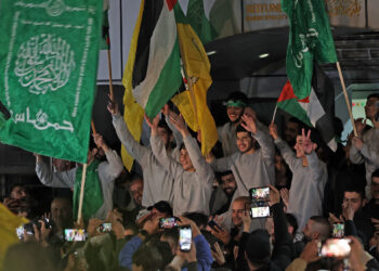 TAHANAN Palestin (baju kelabu) yang dibebaskan daripada penjara Israel diarak di Betunia berhampiran Ramallah di Tebing Barat. - AFP