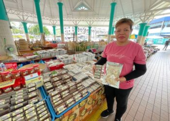 SUNAH Kiai bersama produk kering tempatan seperti belacan Bintulu dan ikan terubuk masin yang dijual di Pasar Tamu Bintulu, Sarawak.