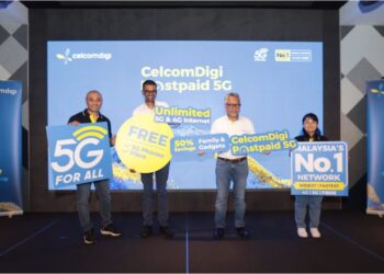 IDHAM Nawawi (dua, kanan) dan Praveen Rajan (dua, kiri) pada majlis pelancaran pelan baharu pascabayar 5G CelcomDigi di Subang Jaya, hari ini. - UTUSAN/HENDRA WINARNO