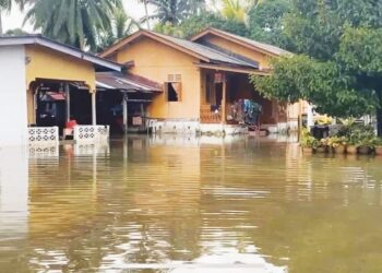 KEADAAN rumah penduduk yang dinaiki air banjir di Taman Perumahan Harmoni Bator, Bachok, Kelantan.