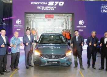 MAJLIS pelancaran model sedan Proton S70 di Tanjong Malim, semalam.