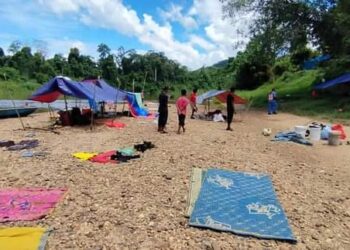 ANGGOTA Nature Lifeguard APM Kuala Tahan membantu membina khemah penduduk Orang Asli yang terpaksa berpindah di tepi Sungai Tembeling, Jerantut, Pahang.