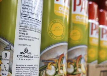 MINYAK masak dalam botol semburan keluaran syarikat Conagra Brands. - AP