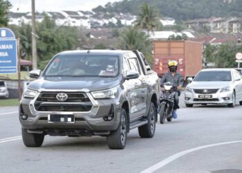 KENDERAAN pacuan empat roda yang dipercavai membawa banduan yang terlibat dengan kes pembunuhan penyanyi, Along Spoon, Mohd. Ya'cob Demyati semasa keluar dari pekarangan penjara selepas dibebaskan semalam. - UTUSAN/ AMIR KHALID