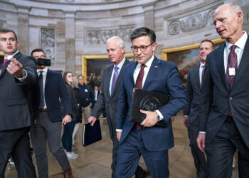 MIKE Johnson (dua dari kiri) diiringi pegawainya di bangunan Capitol di Washington.-AGENSI