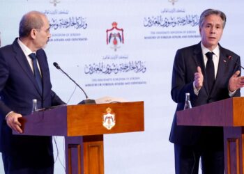 ANTONY Blinken (kanan) bersama Menteri Luar Jordan, Ayman Safadi mengadakan sidang akhbar berhubung konflik Gaza di Amman. - AFP  