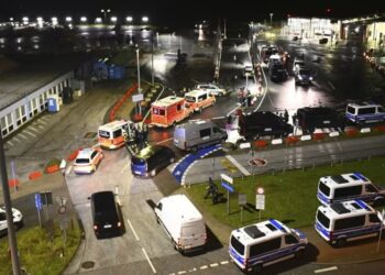 KENDERAAN polis dan ambulans berada di lokasi kejadian di Lapangan Terbang Hamburg. - AP  