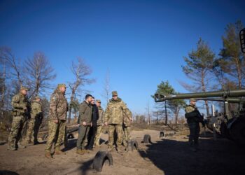 VOLODYMYR Zelensky (tengah) meneliti model terbaharu artileri dan senjata semasa lawatan ke pusat latihan di lokasi yang tidak didedahkan di Ukraine.-AFP