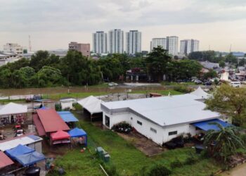 BANJIR baru-baru ini menenggelamkan sebahagian Jalan Batu Tiga Lama menyebabkan penduduk di Taman Rashna terperangkap selepas hujan lebat melanda Shah Alam, Selangor. - UTUSAN / MOHAMAD NAUFAL MOHAMAD IDRIS