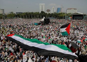 ORANG ramai menyertai perhimpunan menyokong perjuangan rakyat Palestin di Kompleks Tugu Negara di Jakarta. - REUTERS