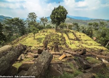 PAKAR percaya piramid purba tersembunyi di Gunung Padang itu dibina semasa Zaman Glasier terakhir antara 16,000 hingga 27,000 tahun lalu. - AGENSI