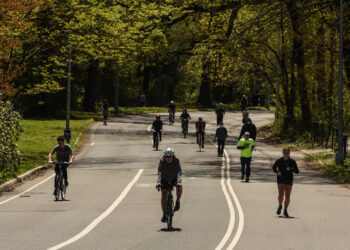 ORANG ramai joging dan menunggang basikal di Prospect Park, daerah Brooklyn di New York City. - AFP