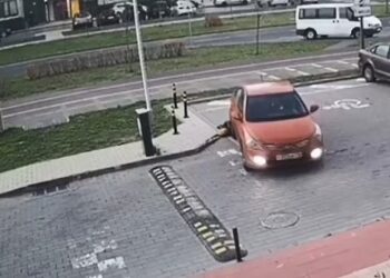 TANGKAP layar rakaman CCTV kejadian seorang ibu terlanggar anaknya di tempat letak kereta di bandar Minsk, Belarus.-AGENSI