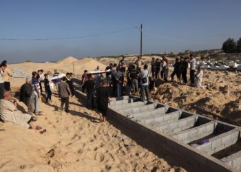 SEJUMLAH kubur disediakan bagi mengebumikan penduduk yang terbunuh akibat bedilan udara Zionis di kawasan perkuburan di Rafah, selatan Semenanjung Gaza. - AFP