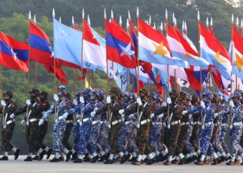 ANGGOTA tentera Myanmar berarak pada Hari Kesatuan di Naypyidaw. - AFP