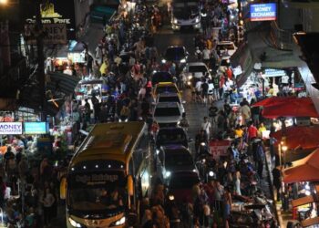 LOKASI pelancongan Hatyai sesak sehingga waktu malam dengan pelancong Malaysia yang mengambil peluang bercuti sempena cuti Deepavali dan hujung minggu di Hatyai, Thailand, semalam.-UTUSAN/IZLIZAN OTHMAN