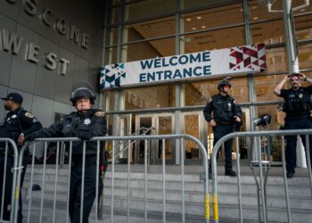 PASUKAN keselamatan berkawal di pintu masuk Moscone Center sempena APEC 2023 di San Francisco, Amerika Syarikat. - AFP