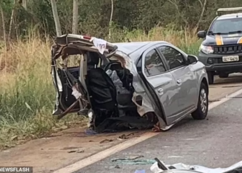 KEADAAN kereta Onix dinaiki mangsa terbelah dua dan tercampak ke tengah jalan selepas kemalangan di Caceres, Brazil.-AGENSI