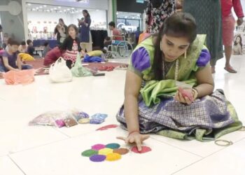 SEORANG peserta sedang menyiapkan kolam ketika Pertandingan Seni Kolam di sebuah pasar raya di Jasin, Melaka.