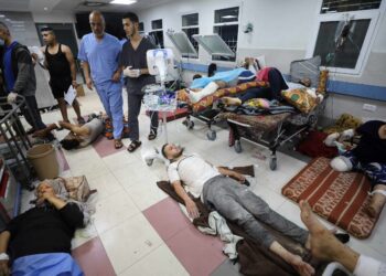 KEADAAN Hospital Al-Shifa di utara Gaza yang padat pesakit hingga terpaksa  berbaring di atas lantai sahaja. - AFP