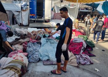 SEJUMLAH mayat penduduk yang terkorban dalam serangan Zionis di sekolah Gaza baru-baru ini masih belum dapat dikebumikan ekoran tentera Israel mengepung Hospital al-Shifa. - AFP