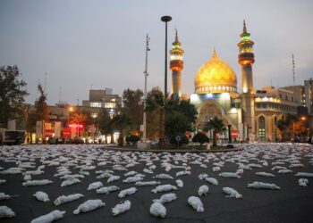 RATUSAN ‘jenazah kanak-kanak’ olok-olok diletakkan di perkarangan Dataran Palestin di Teheran, Iran sebagai protes terhadap kekejaman Zionis di Gaza. - AFP