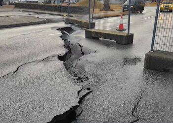 JALAN raya ditutup akibat retakan besar berikutan gegaran gempa bumi di tengah-tengah peningkatan aktiviti seismik dan gunung berapi. - REUTERS