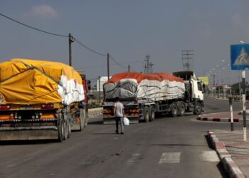 TRAK membawa bantuan kemanusiaan memasuki selatan Semenanjung Gaza dari Mesir melalui lintasan sempadan Rafah. - AFP 