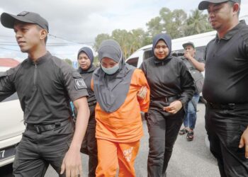 NOORAINI Remali yang dituduh membunuh rakan kongsi perniagaannya dibawa ke Mahkamah Majistret Marang, Terengganu, semalam. - UTUSAN/PUQTRA HAIRRY ROSLI