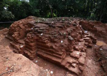 SATU daripada dua arca Buddha yang ditemukan oleh kumpulan penyelidik USM di Tapak Arkeologi Bukit Choras, Yan.