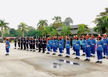 PENGLIBATAN mahasiswa dalam aktiviti badan beruniform dapat melahirkan sifat kepimpinan altruistik iaitu memiliki  ciri-ciri rendah diri, sabar, memahami, kasih sayang terhadap  orang bawahan dan masyarakat di sekelilingnya.