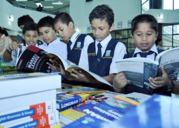 PELAJAR di semua peringkat perlu membaca
bahan ilmiah berbahasa Inggeris untuk
memperkukuhkan pemahaman bahasa itu.