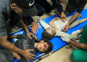 DUA kanak-kanak Palestin menerima rawatan di Hospital al-Aqsa selepas cedera akibat terkena serangan udara tentera Israel di Deir al-Balah, Semenanjung Gaza. - AFP