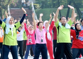 GABUNGKAN pemakanan sihat dengan senaman yang kerap bagi mengelak diri kita diserang penyakit diabetes.