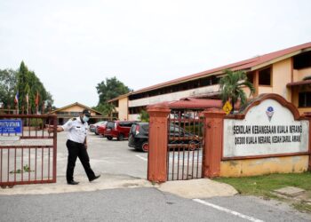 DENGAN adanya pagar sekolah memudahkan
pengawal keselamatan mengawal keselamatan
pelajar di sekolah.