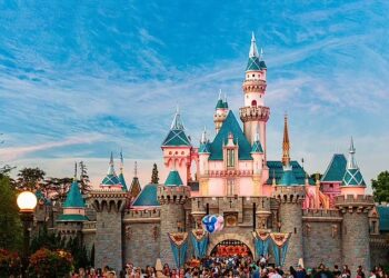 KEN Griffith membawa 1,200 kakitangan bersama keluarga mereka menikmati percutian di Disneyland Tokyo. - AGENSI